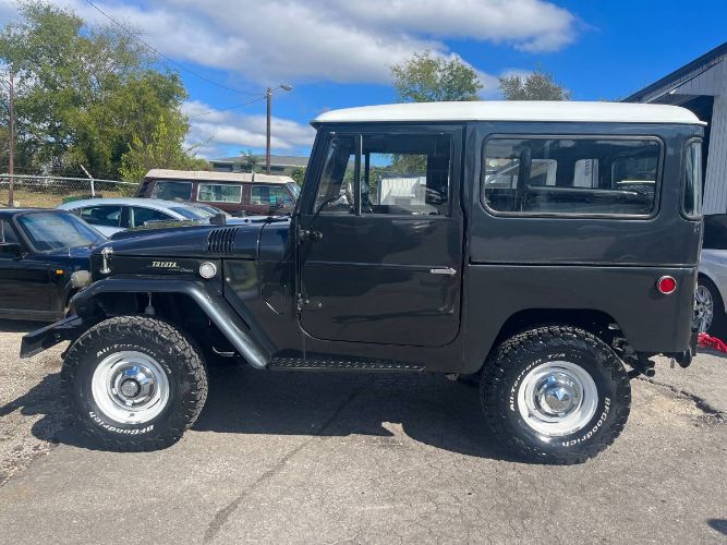 Unknown-Land-cruiser-1969-Gray-Black-7