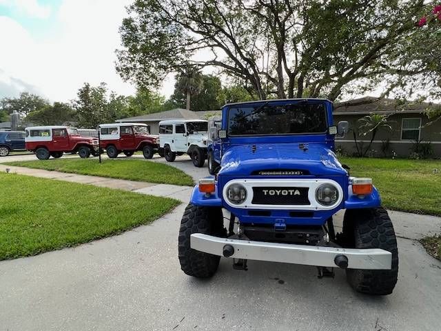Unknown-Land-cruiser-1970-Blue-10