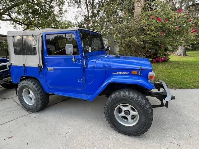 Unknown-Land-cruiser-1970-Blue-3