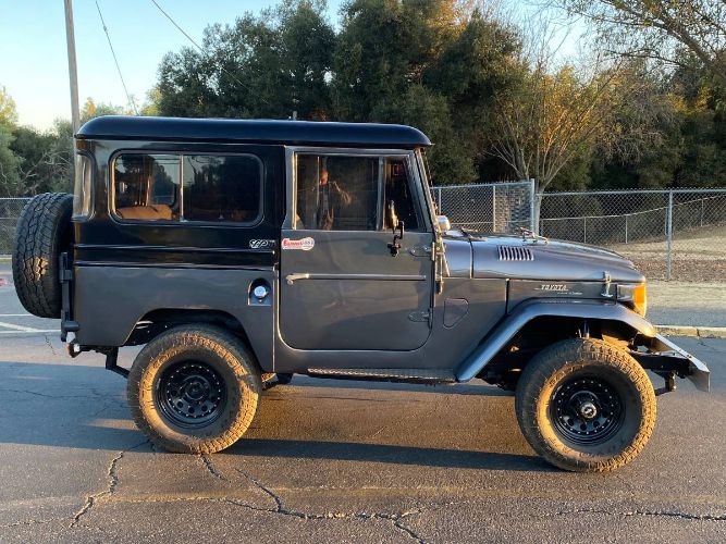 Unknown-Land-cruiser-1970-Gray-1