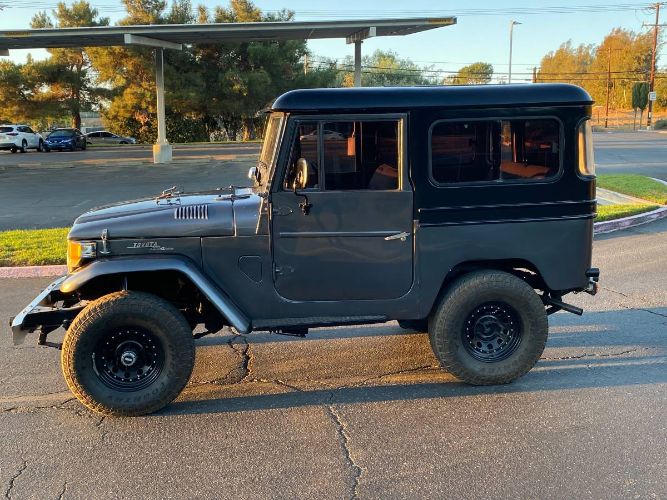 Unknown-Land-cruiser-1970-Gray-10