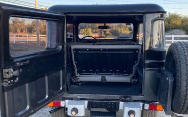 Unknown-Land-cruiser-1970-Gray-4