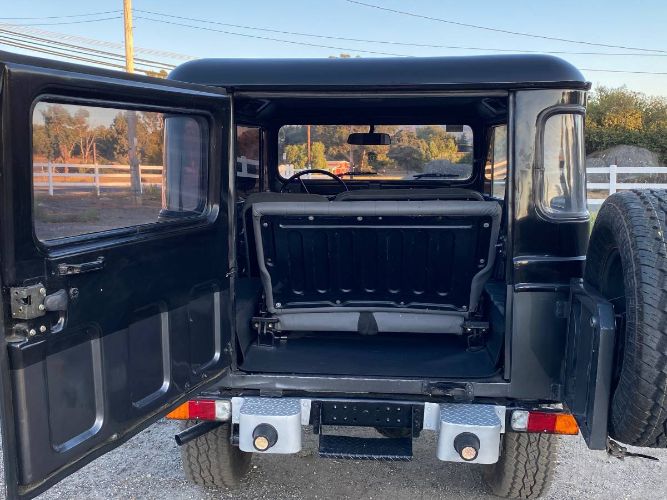 Unknown-Land-cruiser-1970-Gray-4
