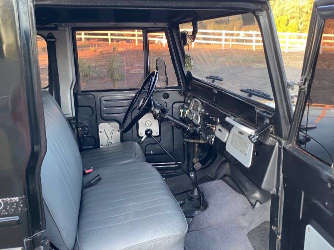 Unknown-Land-cruiser-1970-Gray-5
