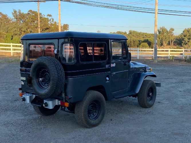 Unknown-Land-cruiser-1970-Gray-8