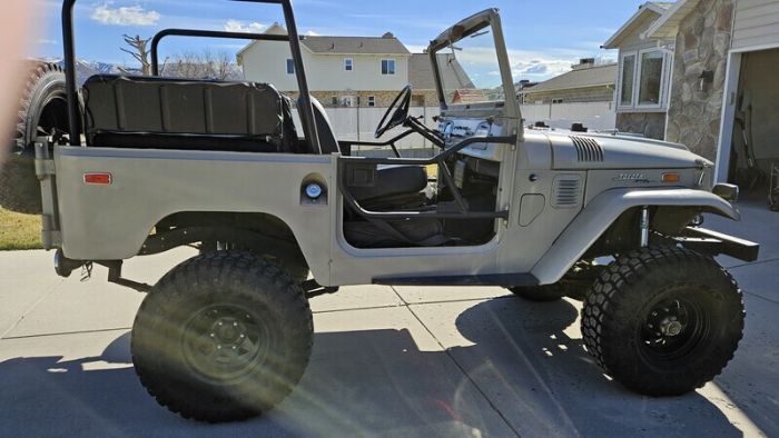 Unknown-Land-cruiser-1971-Tan-Black-10
