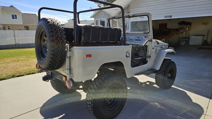 Unknown-Land-cruiser-1971-Tan-Black-11