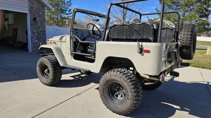 Unknown-Land-cruiser-1971-Tan-Black-12