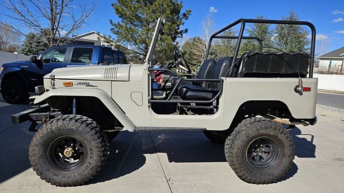 Unknown-Land-cruiser-1971-Tan-Black-14