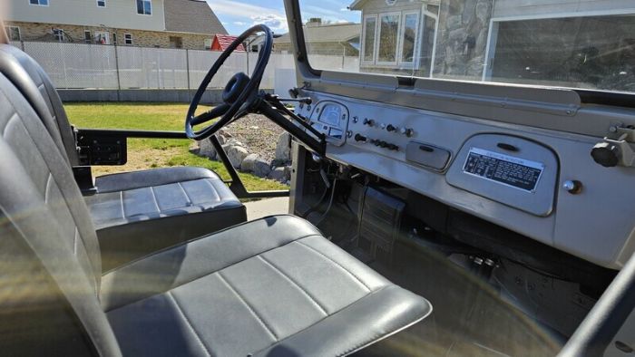 Unknown-Land-cruiser-1971-Tan-Black-7