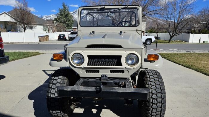 Unknown-Land-cruiser-1971-Tan-Black