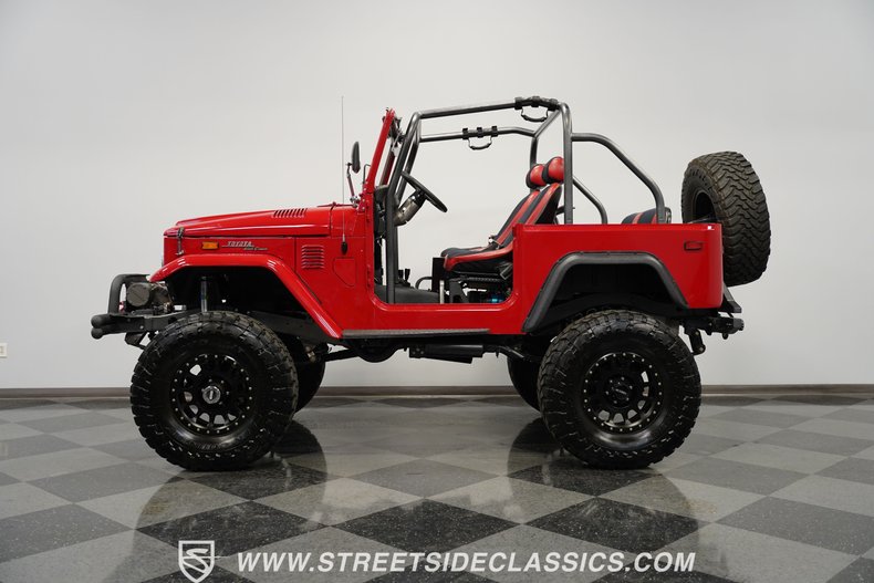 Unknown-Land-cruiser-1972-Red-Black
