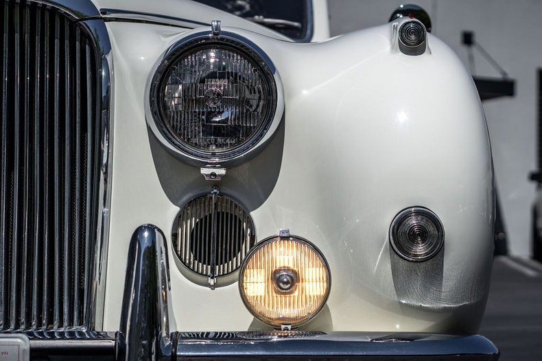 Unknown-Mark-ix-1959-White-Black-16