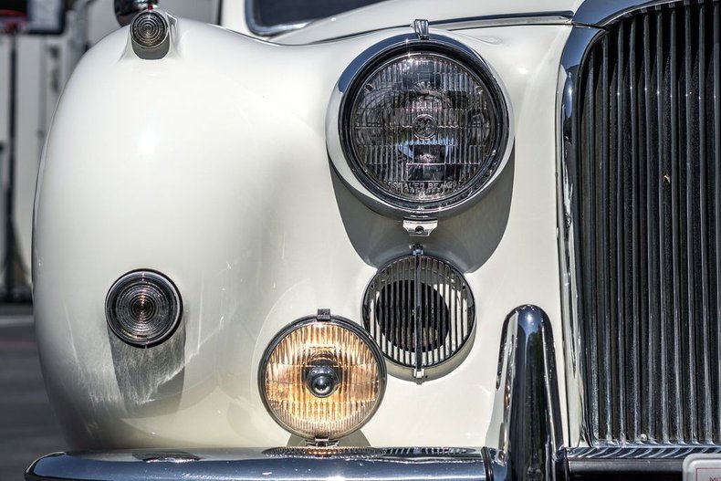 Unknown-Mark-ix-1959-White-Black-44