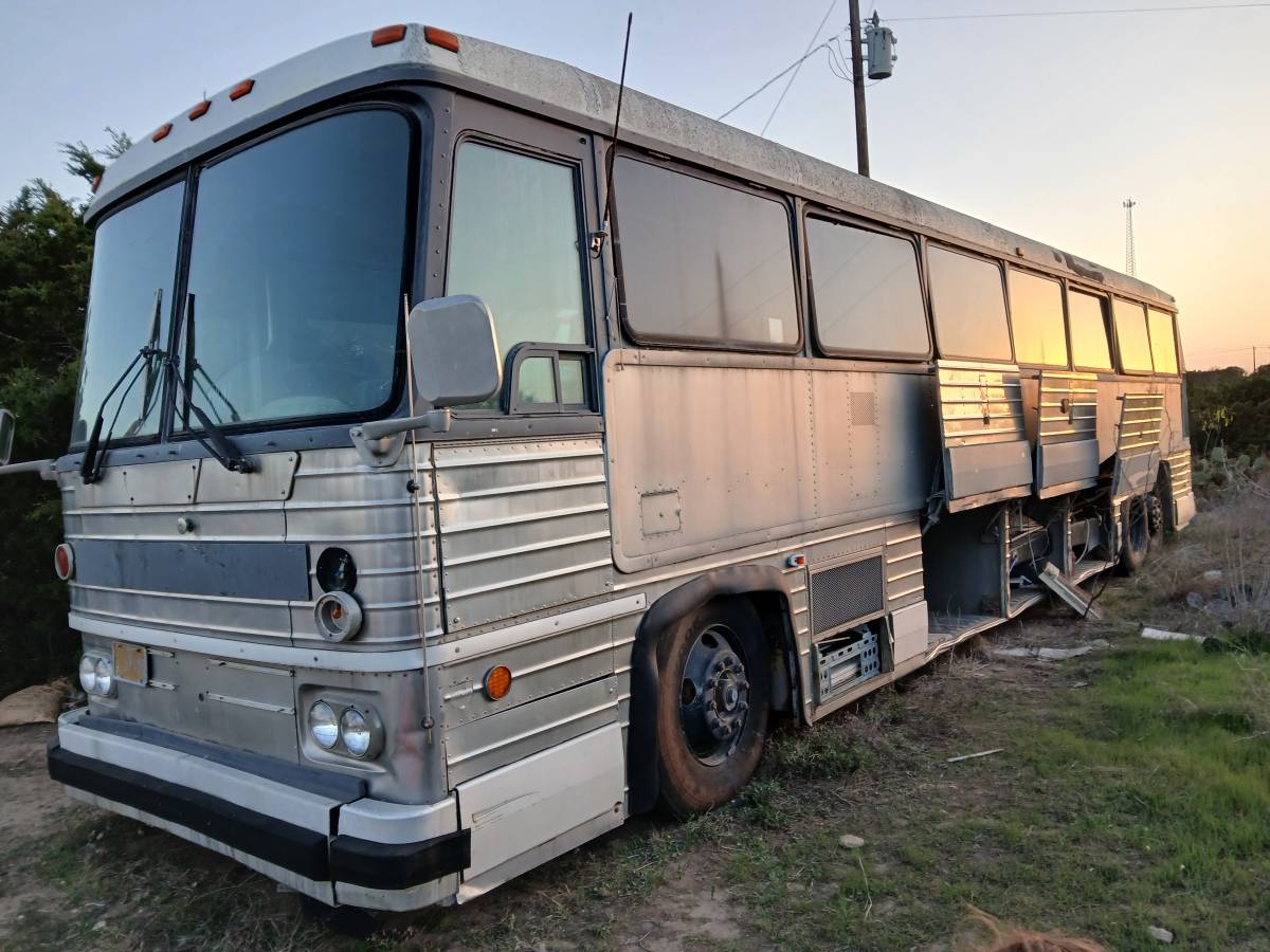 Unknown-Mci-greyhound-diesel-1982-silver-1