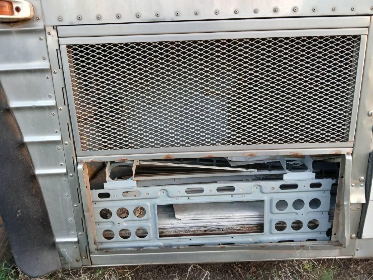 Unknown-Mci-greyhound-diesel-1982-silver-2