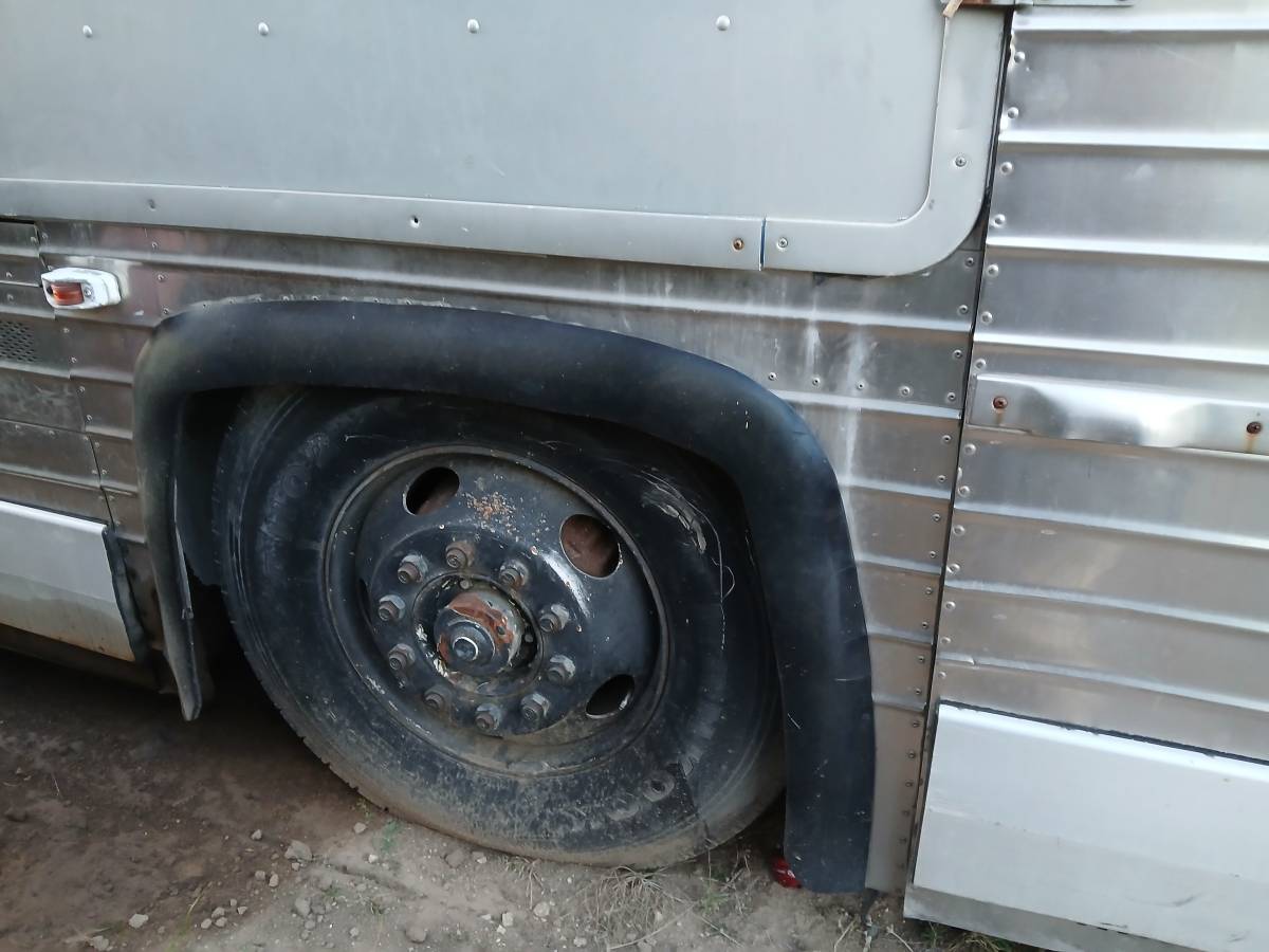 Unknown-Mci-greyhound-diesel-1982-silver-3