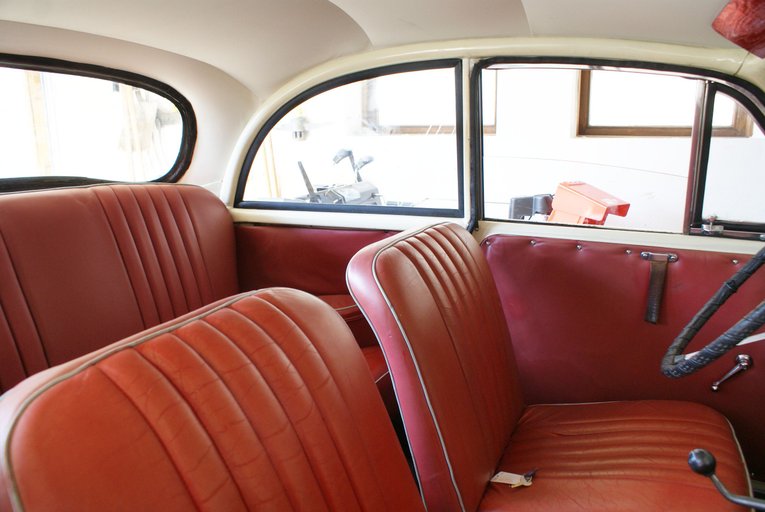Unknown-Minor-1960-white-red-5