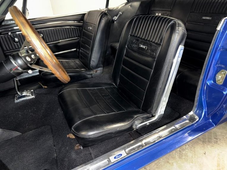 Unknown-Mustang-1965-Blue-White-Black-29