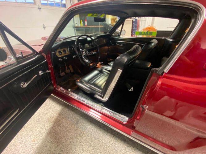 Unknown-Mustang-1965-Red-Black-19