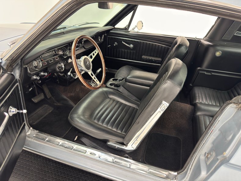 Unknown-Mustang-1965-Silver-Blue-Black-39