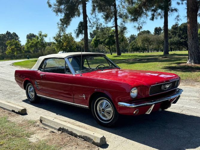 Unknown-Mustang-1966-Red-White-Top-Black-10
