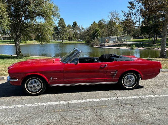 Unknown-Mustang-1966-Red-White-Top-Black-3