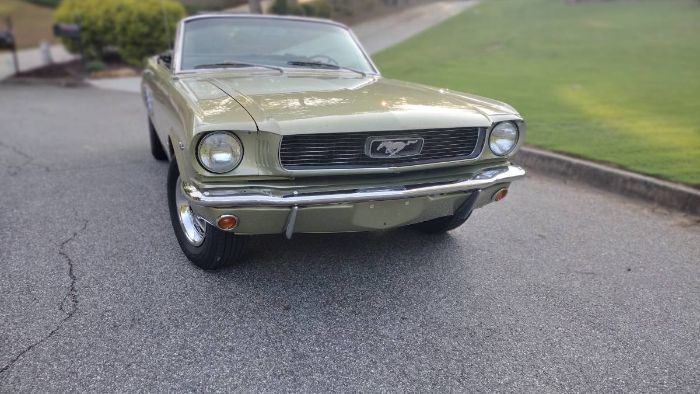 Unknown-Mustang-1966-Sauterne-Gold-Black-2