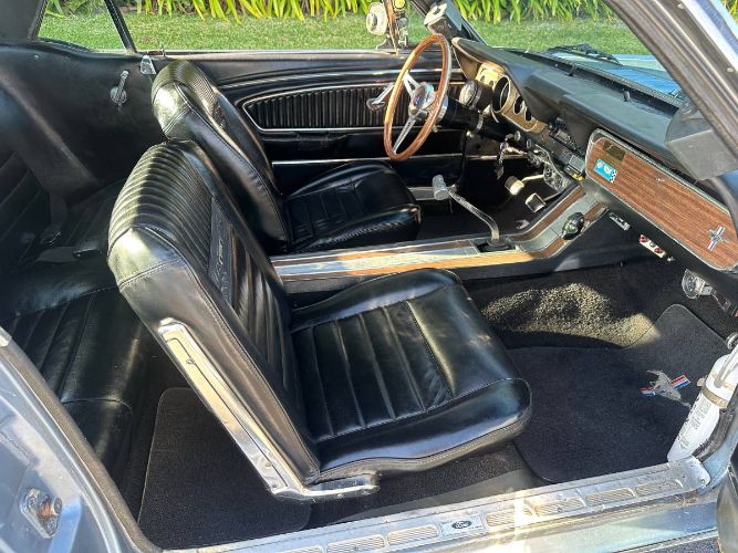 Unknown-Mustang-1966-Silver-Blue-Black-Pony-Deluxe-10