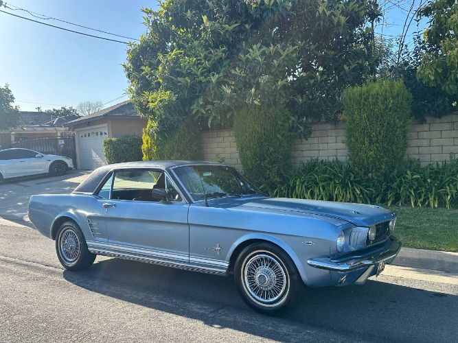 Unknown-Mustang-1966-Silver-Blue-Black-Pony-Deluxe-4