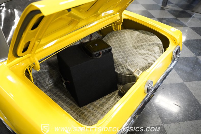 Unknown-Mustang-1966-Springtime-Yellow-Black-37