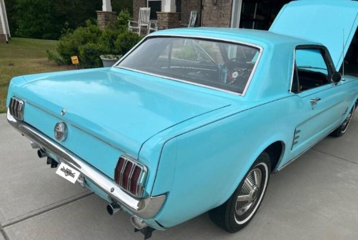 Unknown-Mustang-1966-Turquoise-Black-6