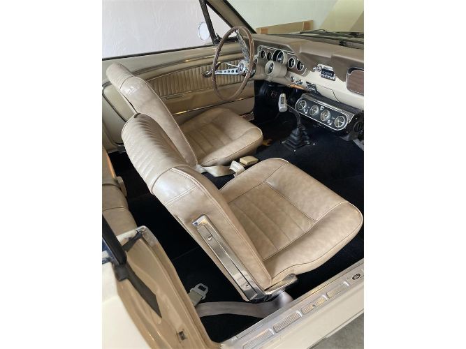 Unknown-Mustang-1966-Two-Tone-Deluxe-Pony-14