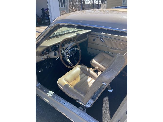 Unknown-Mustang-1966-Two-Tone-Deluxe-Pony-16