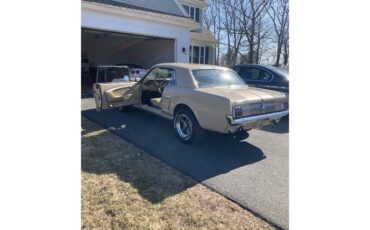 Unknown-Mustang-1966-Two-Tone-Deluxe-Pony-17