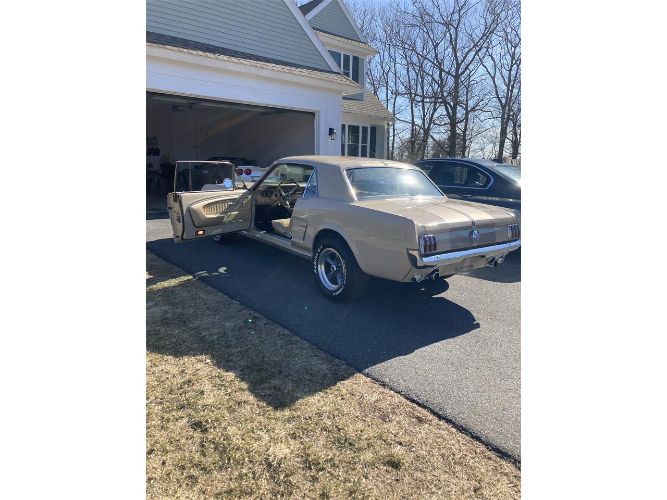Unknown-Mustang-1966-Two-Tone-Deluxe-Pony-17