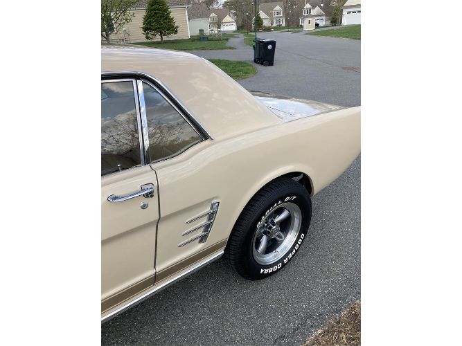 Unknown-Mustang-1966-Two-Tone-Deluxe-Pony-18