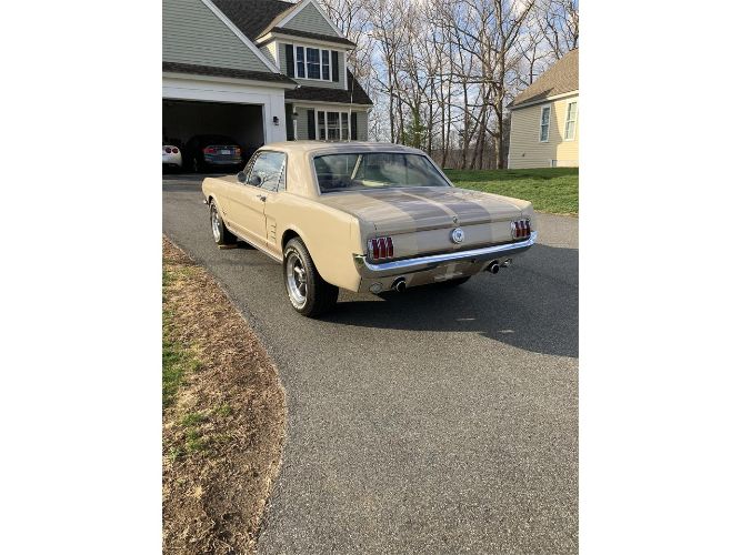 Unknown-Mustang-1966-Two-Tone-Deluxe-Pony-22