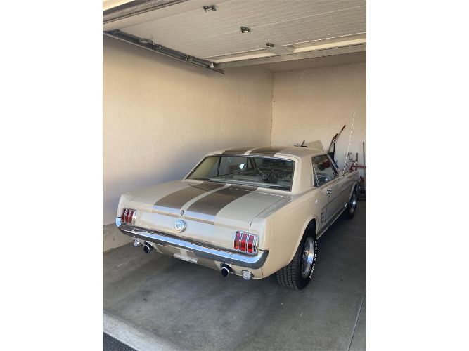 Unknown-Mustang-1966-Two-Tone-Deluxe-Pony-23