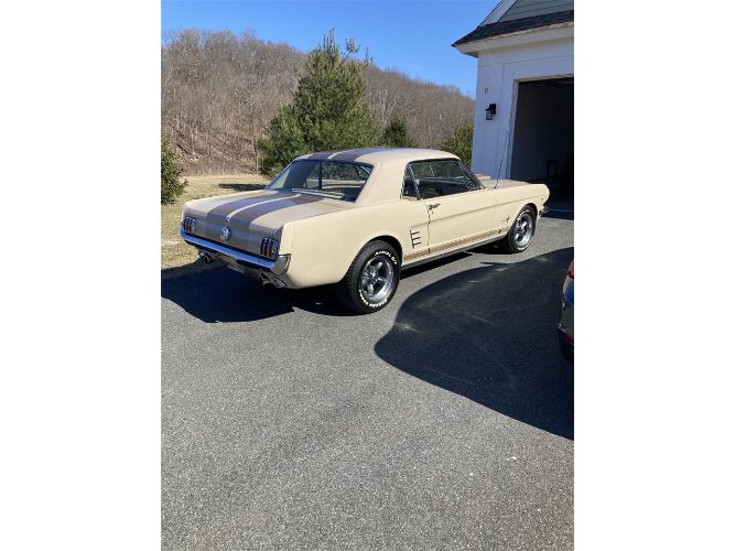 Unknown-Mustang-1966-Two-Tone-Deluxe-Pony-24