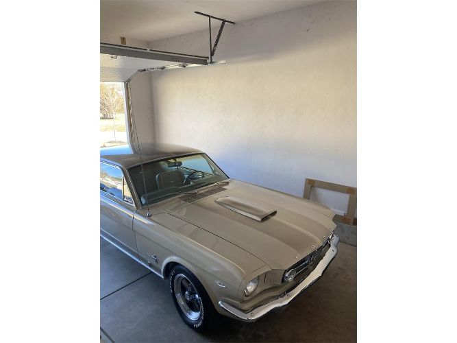 Unknown-Mustang-1966-Two-Tone-Deluxe-Pony-25