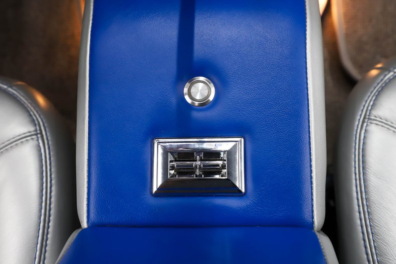 Unknown-Mustang-1966-Vibrant-Blue-Silver-33