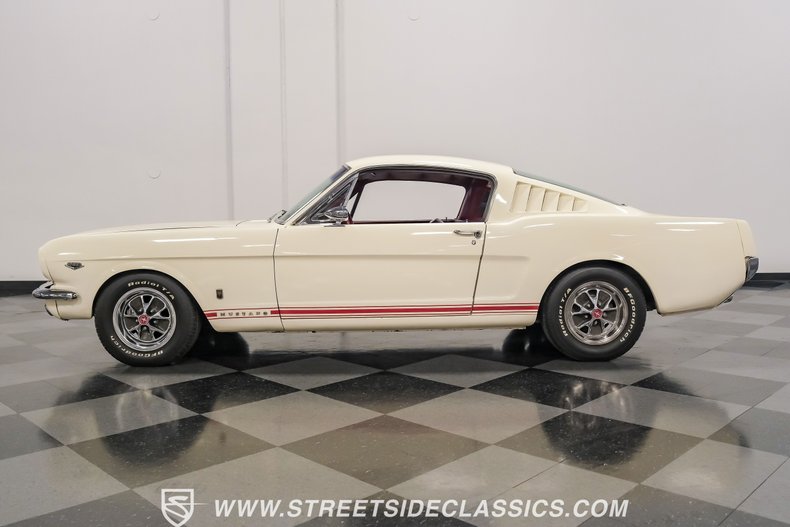 Unknown-Mustang-1966-WImbledon-White-Red-4