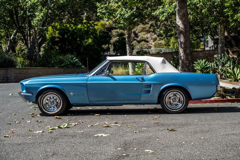 Unknown-Mustang-1967-Astro-Blue-Black-30
