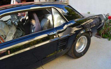 Unknown-Mustang-1967-BlackRed-Black-5