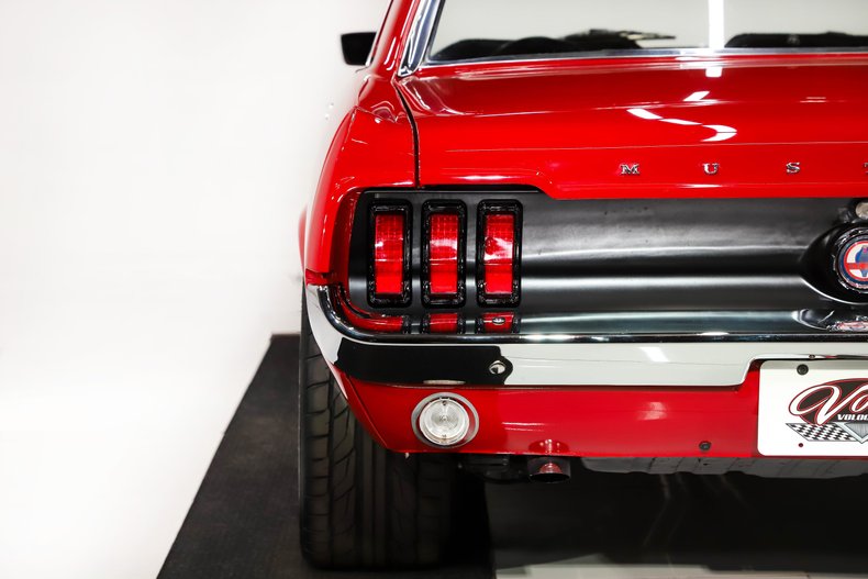 Unknown-Mustang-1967-Candy-Apple-Red-Black-1