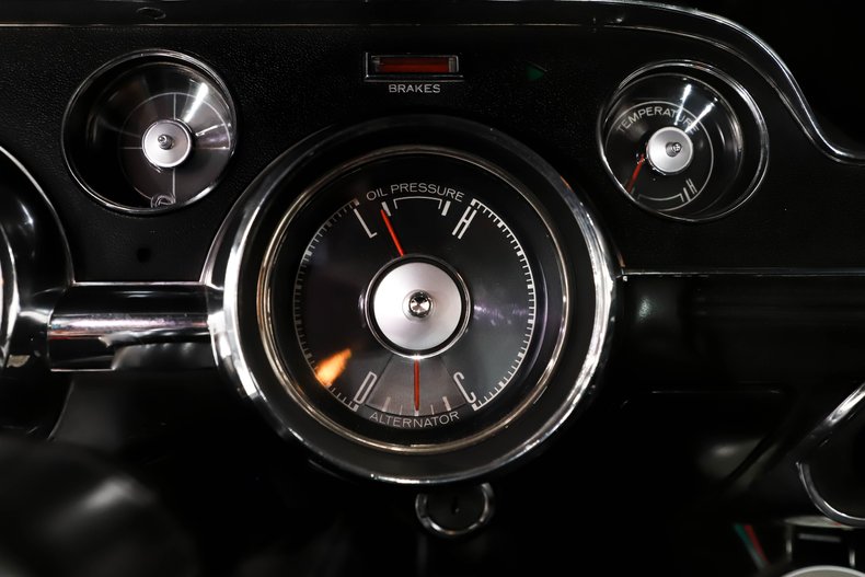 Unknown-Mustang-1967-Candy-Apple-Red-Black-20