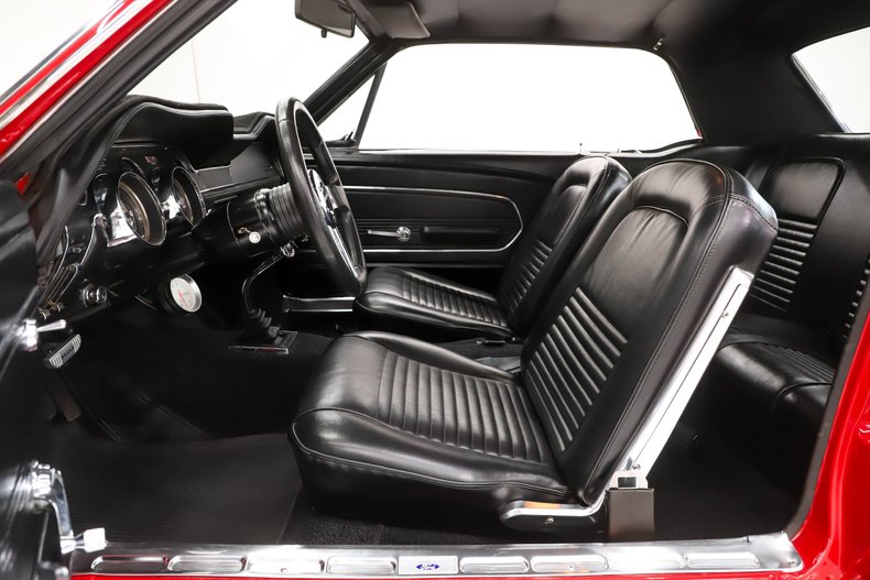 Unknown-Mustang-1967-Candy-Apple-Red-Black-28