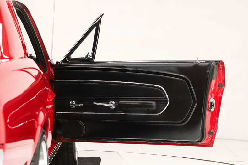 Unknown-Mustang-1967-Candy-Apple-Red-Black-32