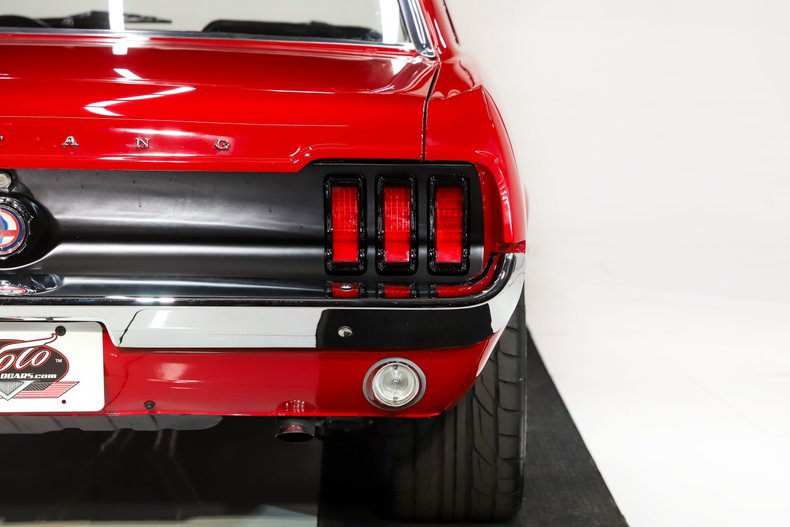 Unknown-Mustang-1967-Candy-Apple-Red-Black-44